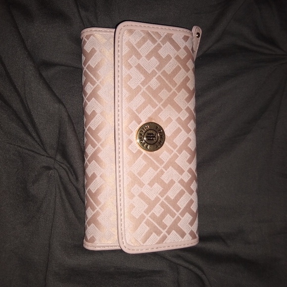 Tommy Hilfiger Handbags - Tommy Hilfiger Wallet Tommy Hilfiger Handbags - Tommy Hilfiger Wallet